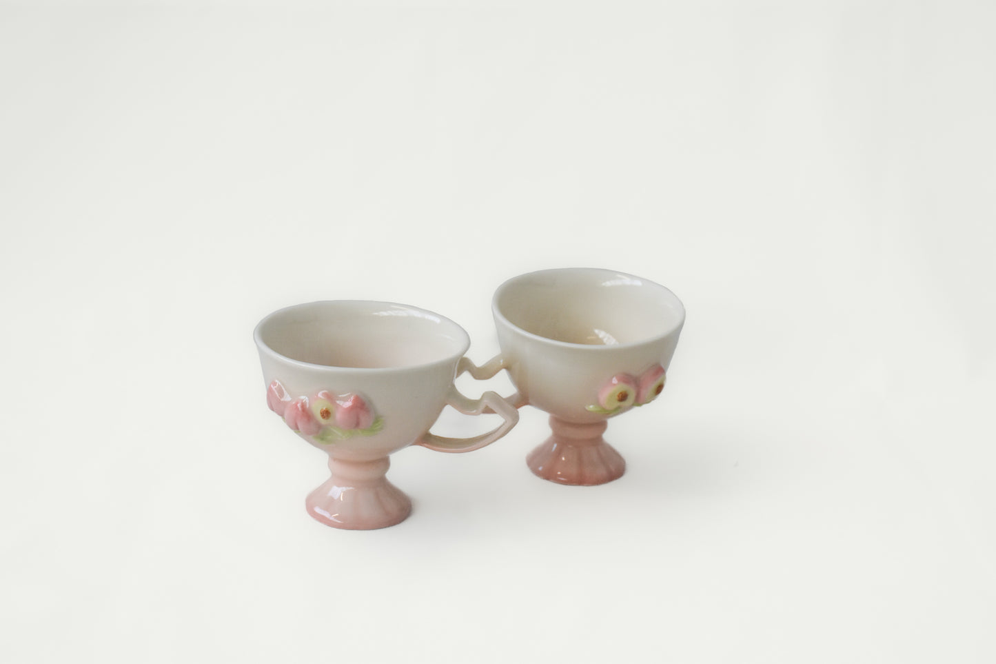 Peach it - Porcerlain peach tea cup with handle Bloom base