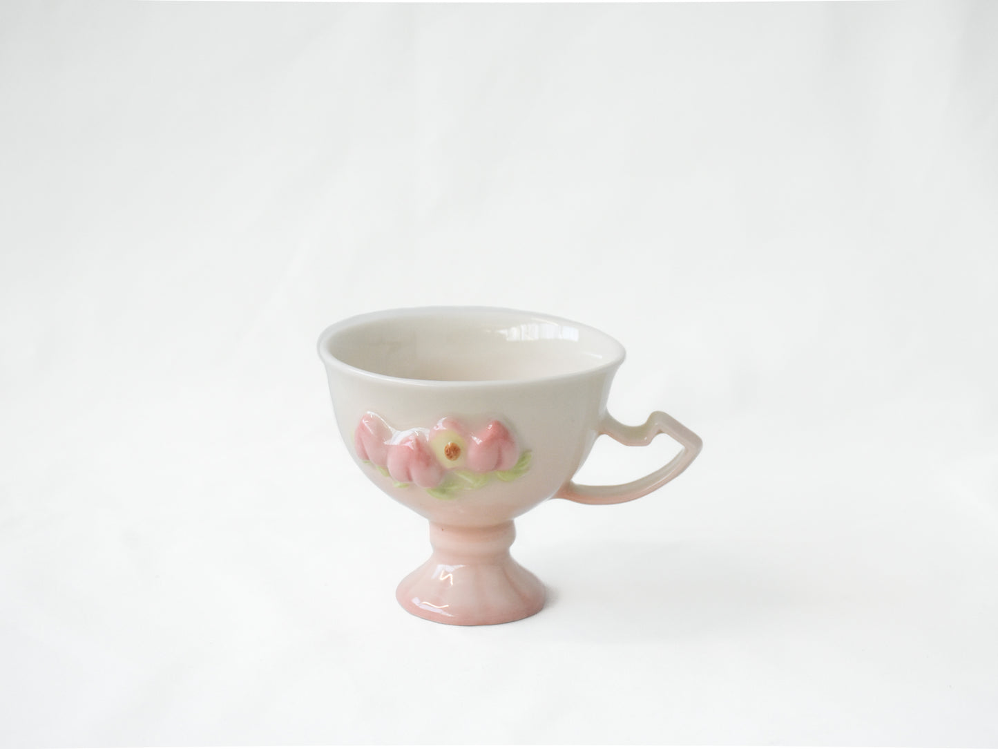 Peach it - Porcerlain peach tea cup with handle Bloom base