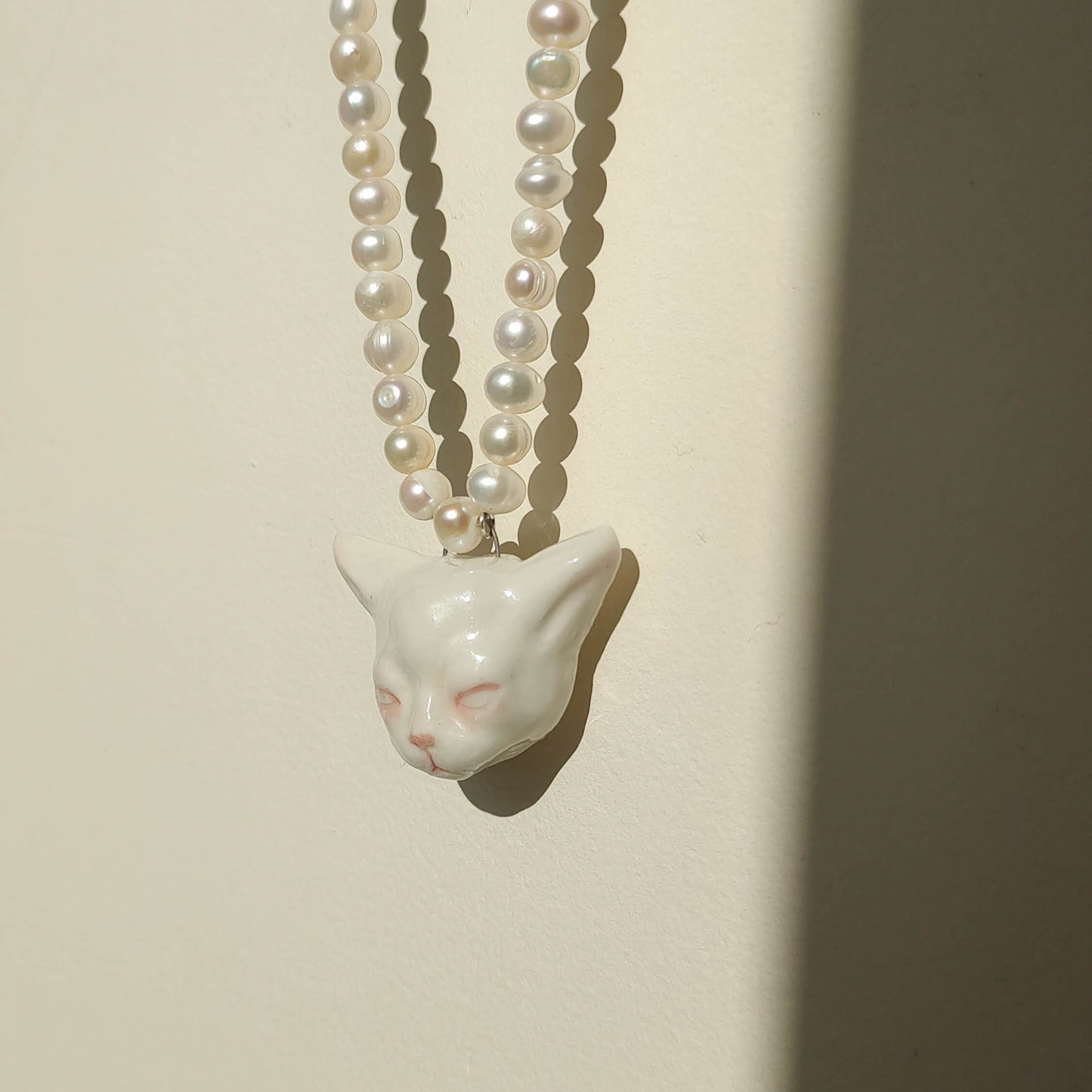 愤怒的猫 - 珍珠和猫项链