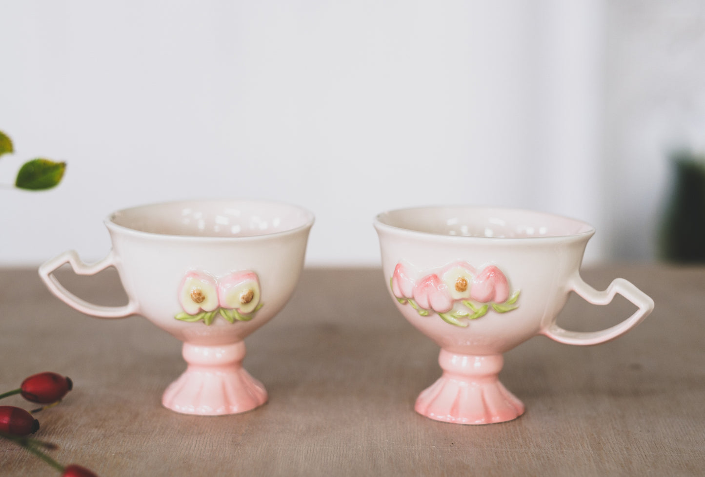 Peach it - Porcerlain peach tea cup with handle Bloom base