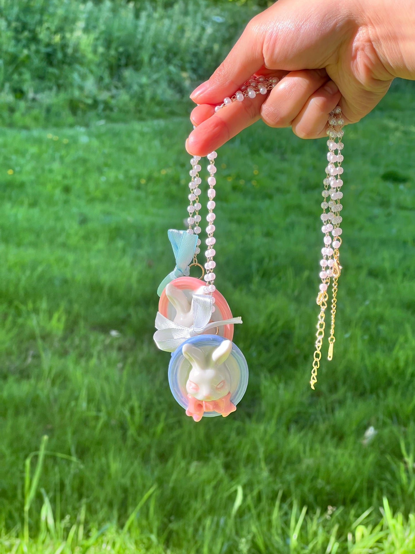 Halskette mit Broschenanhänger „Grumpy Bunny“