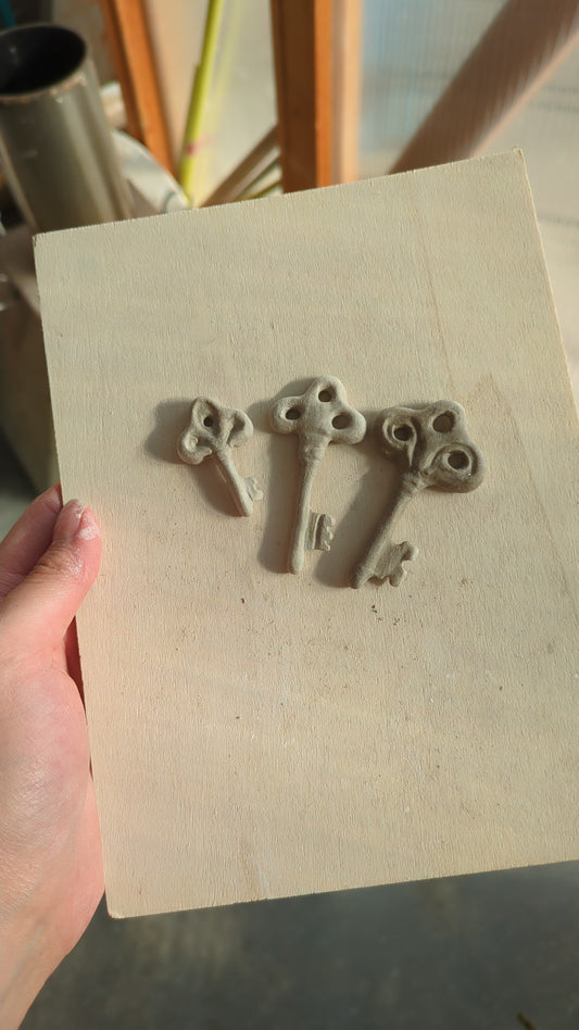 Make Your Own Ceramic Jewellery - Handbuilding And Glazing for Small