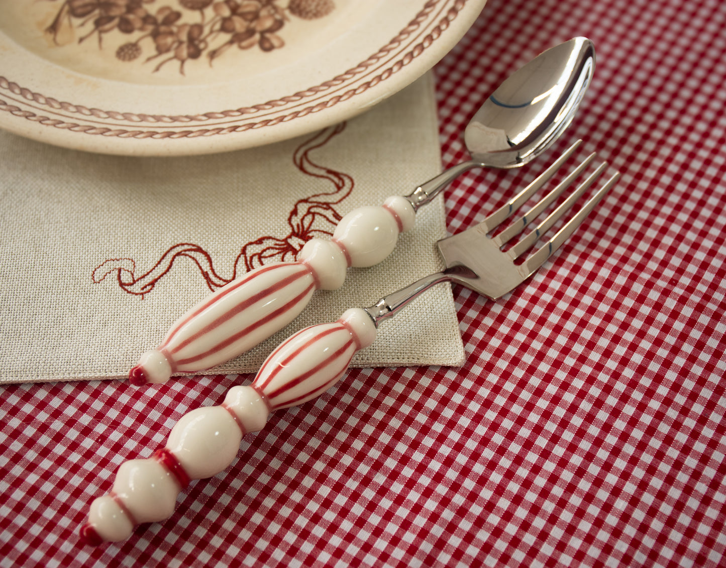 Fun Dining Handcrafted Ceramic Porcelain Cutlery 4 Piece Set - Passion Red