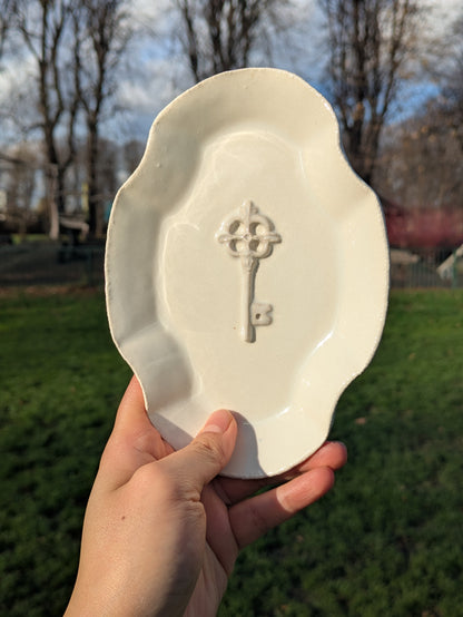 Make your lover's eye plate by ceramics - Sculpting and Glazing