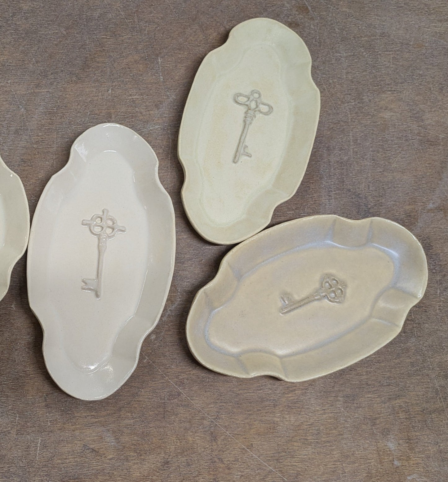 Make your lover's eye plate by ceramics - Sculpting and Glazing