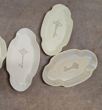 Make your lover's eye plate by ceramics - Sculpting and Glazing